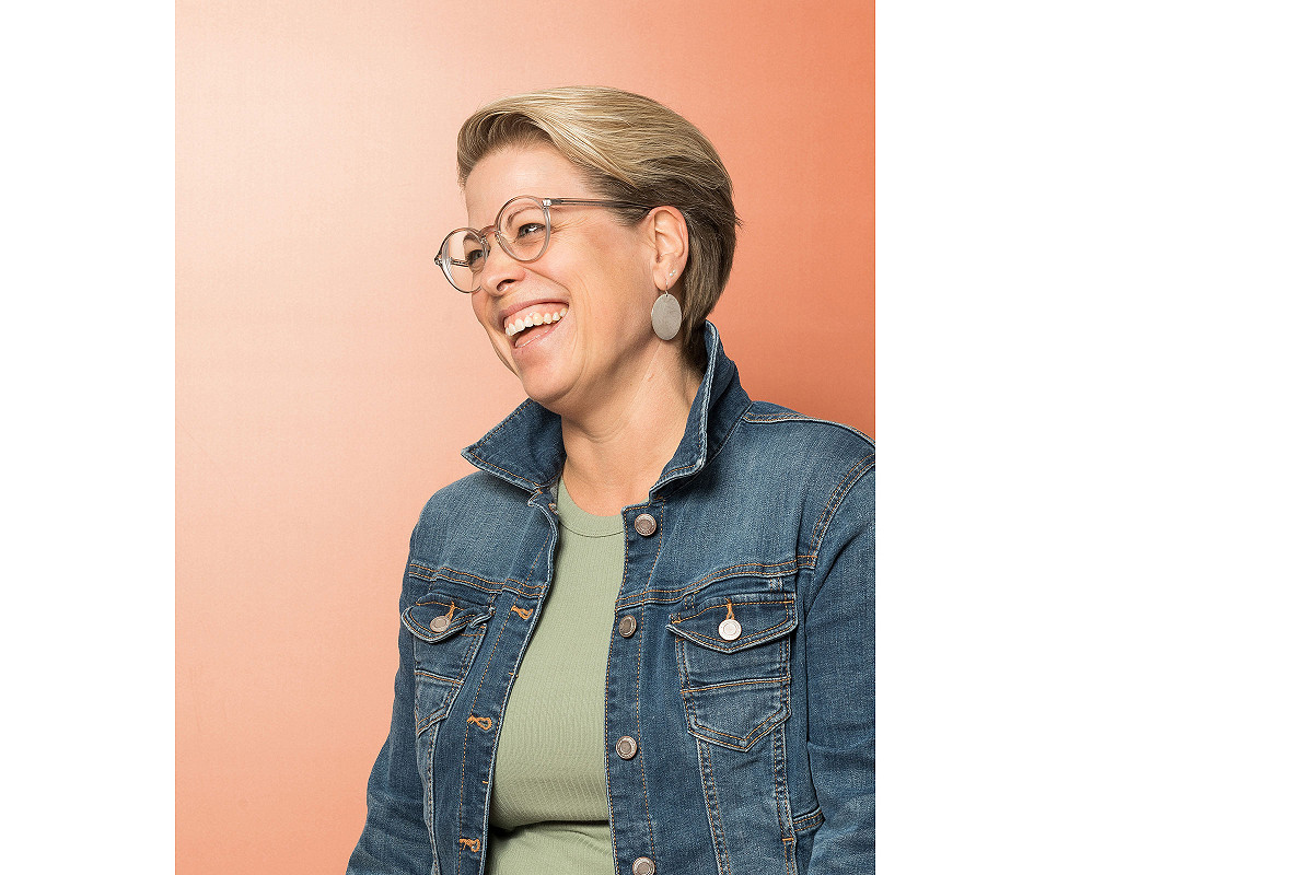 Portraitfotografie einer Mitarbeiterin vom BWD, Bildungszentrum für Wirtschaft und Dienstleistung in Bern.
