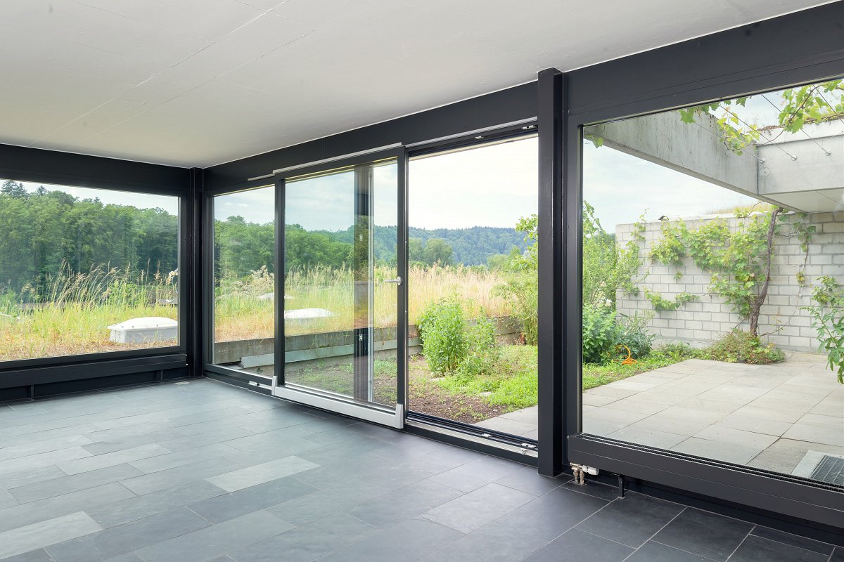 Innenraum einer renovierten Wohnung mit neuen Fenster.