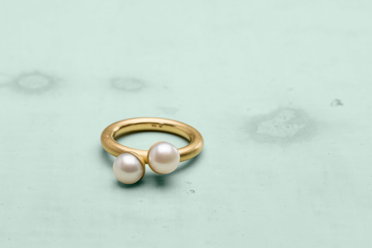 Fingerring auf grüner Tischplatte von Sabine Thuler Schmuck