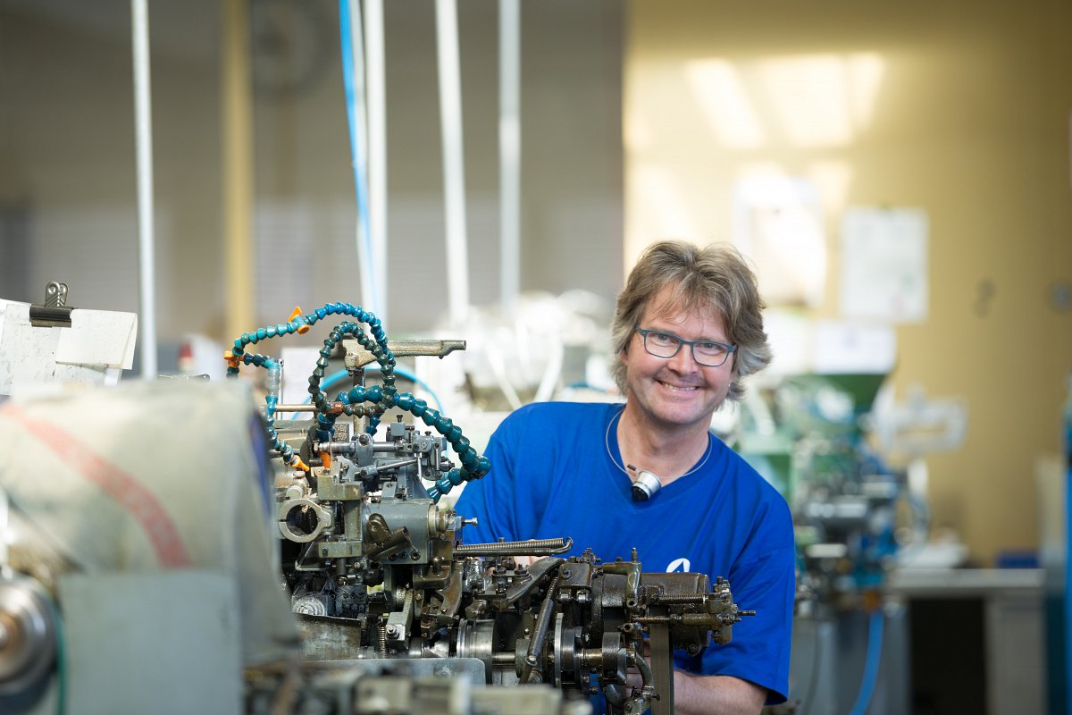 Mann hinter Maschine