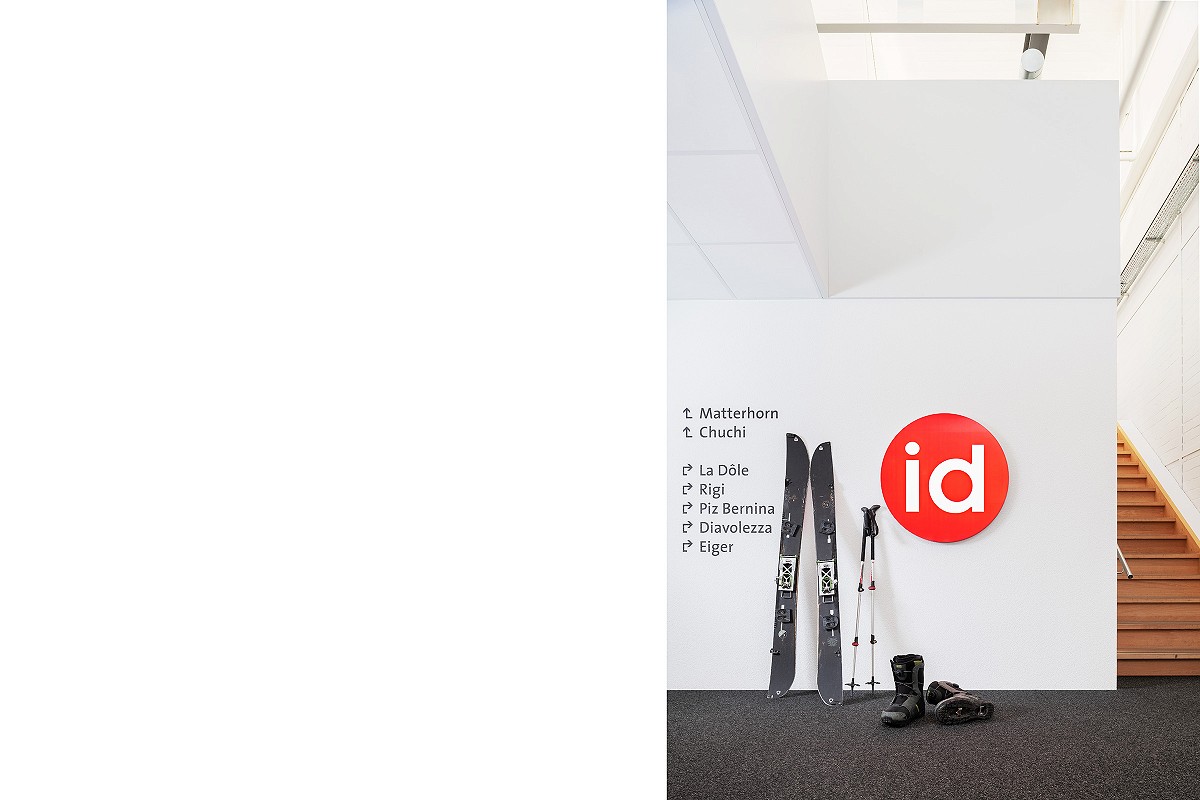 Skitouren Ausrüstung inszeniert für den Jahresbericht 2019 der Identitas