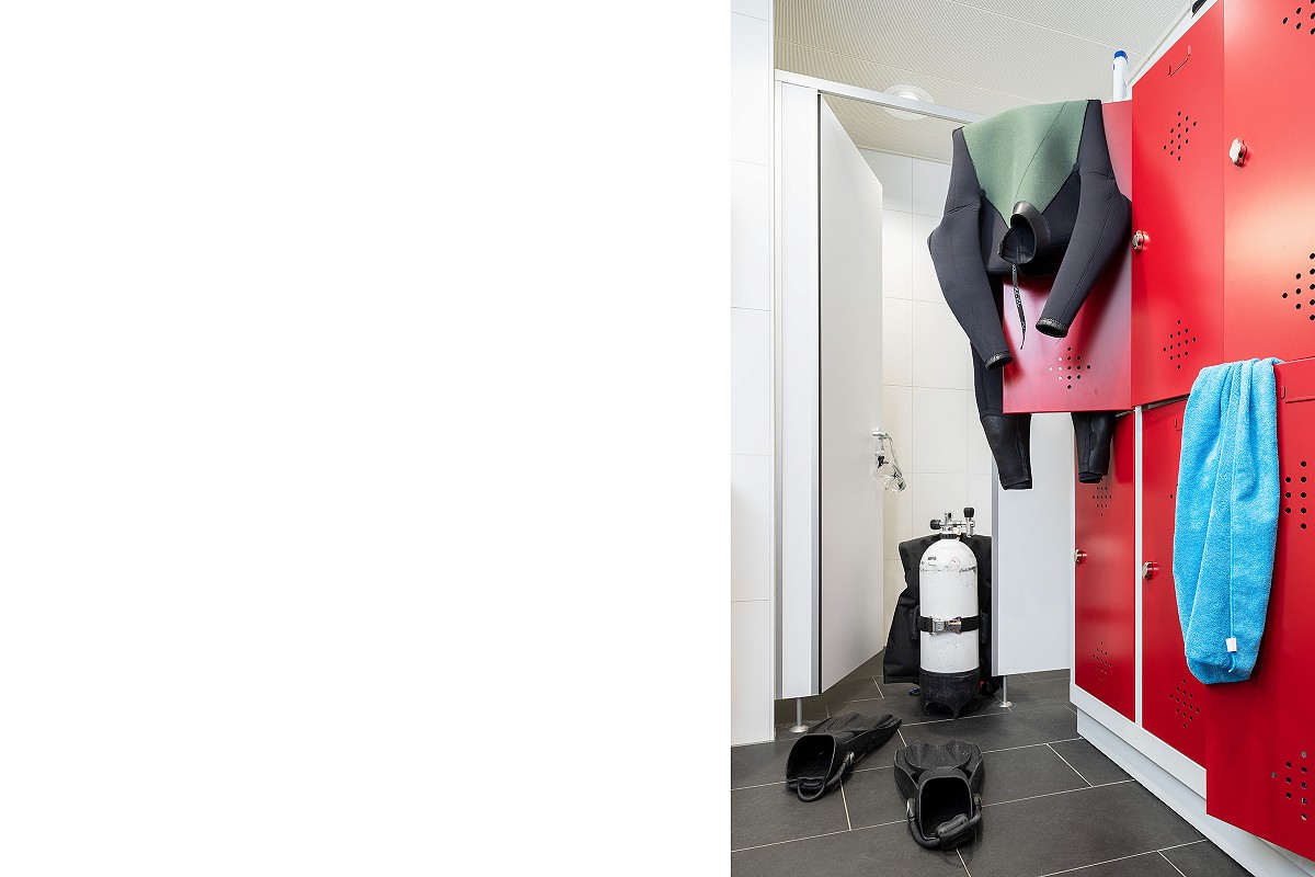 Taucherausrüstung in Dusch- und Umkleidekabine - inszeniert und fotografiert für Identitas