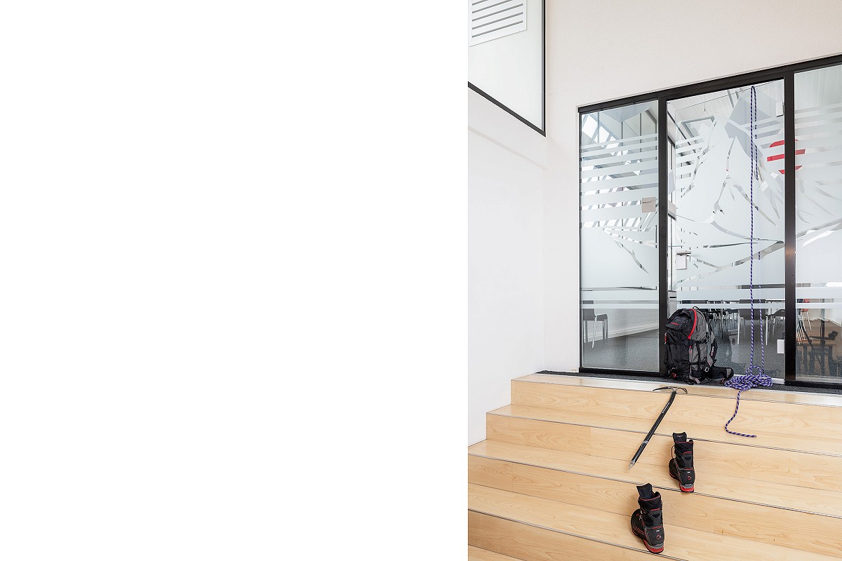 Bergsteigen im Büro - Fotografie für Geschäftsbericht 2019 der Identitas AG