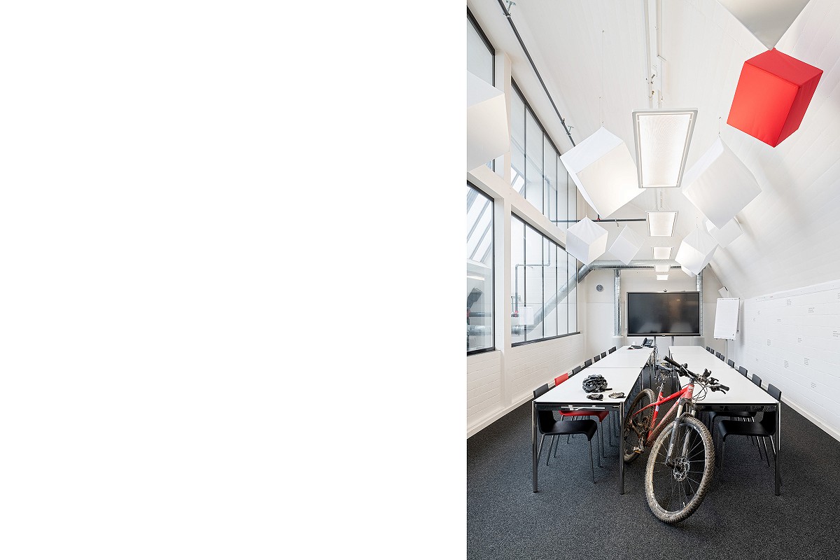 Bike im Sitzungszimmer der Identitas AG - Foto für Jahresbericht 2019