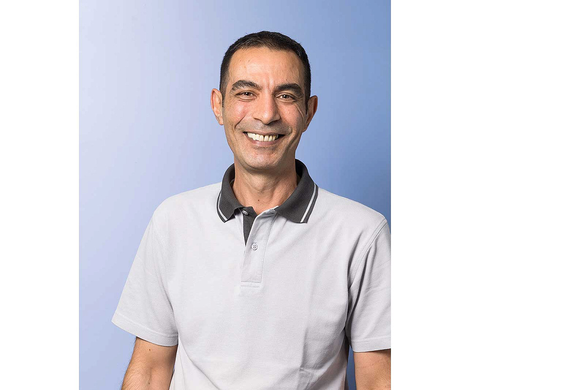 Mitarbeiter-Portrait vom BWD, Bildungszentrum für Wirtschaft und Dienstleistung auf blauem Hintergrund fotografiert