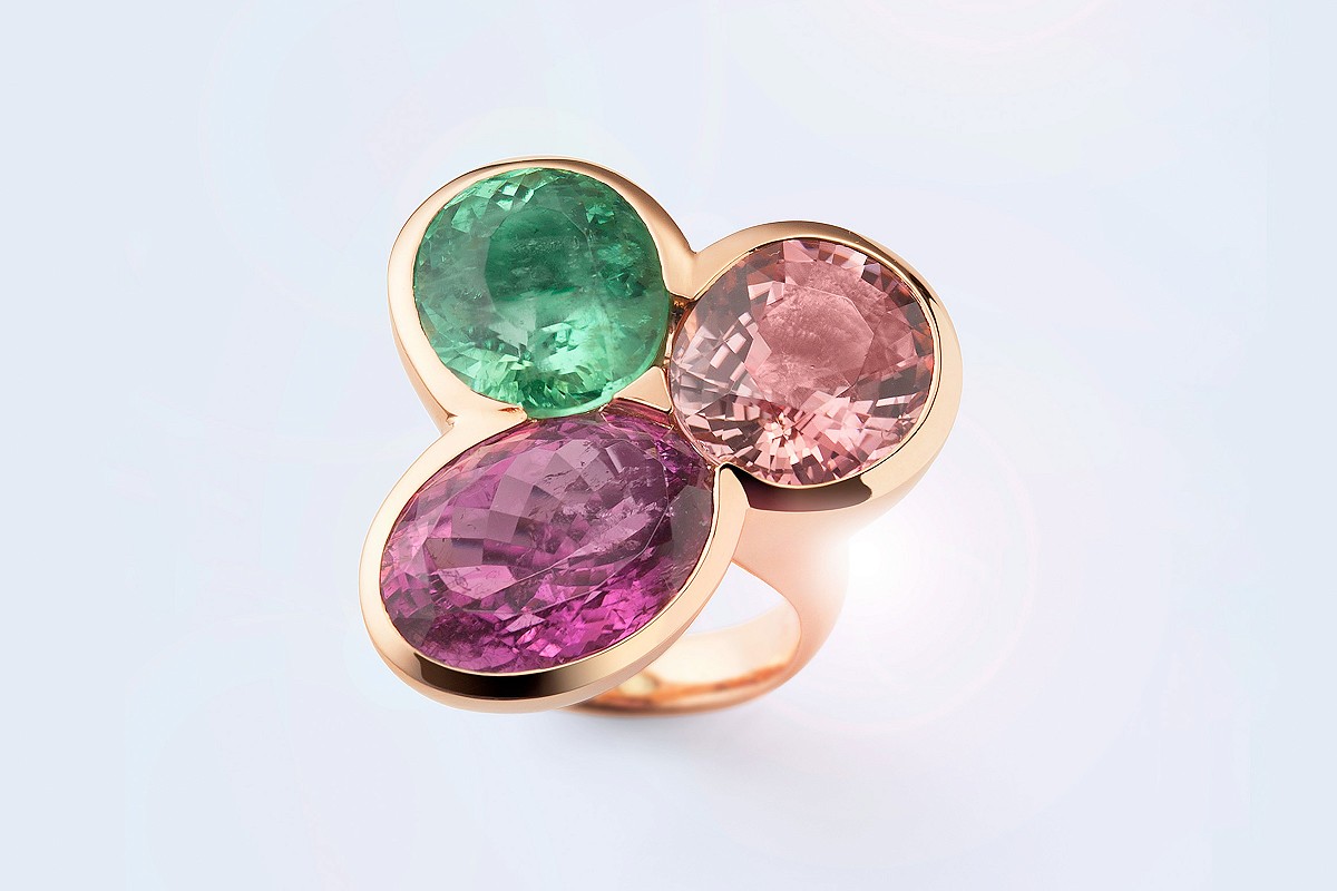 Fingerring von Denise Boutellier fotografiert auf blauem Hintergrund von Sandra Stampfli Fotografie