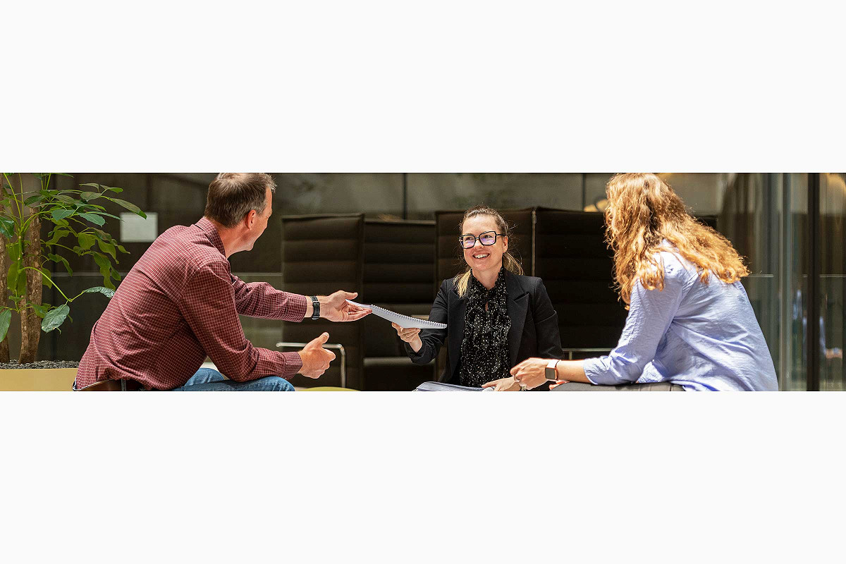 Drei Personen am Diskutieren - Bilder für Stelleninserat.