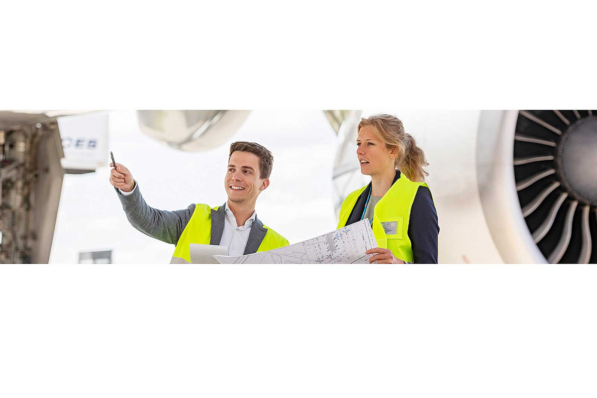 zwei Mitarbeitende des BAZL vor einem Flugzeug