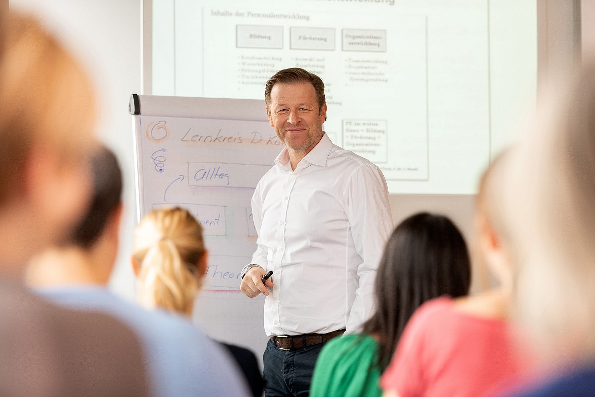 Leher und Schüler der BDW beim aufmerksamen Zuhören. Von der Berner Photografin Sandra Stampfli. Mit Petra Santschi Grafik und der Visagistin Fabienne Steffen in Szene gesetzt.
