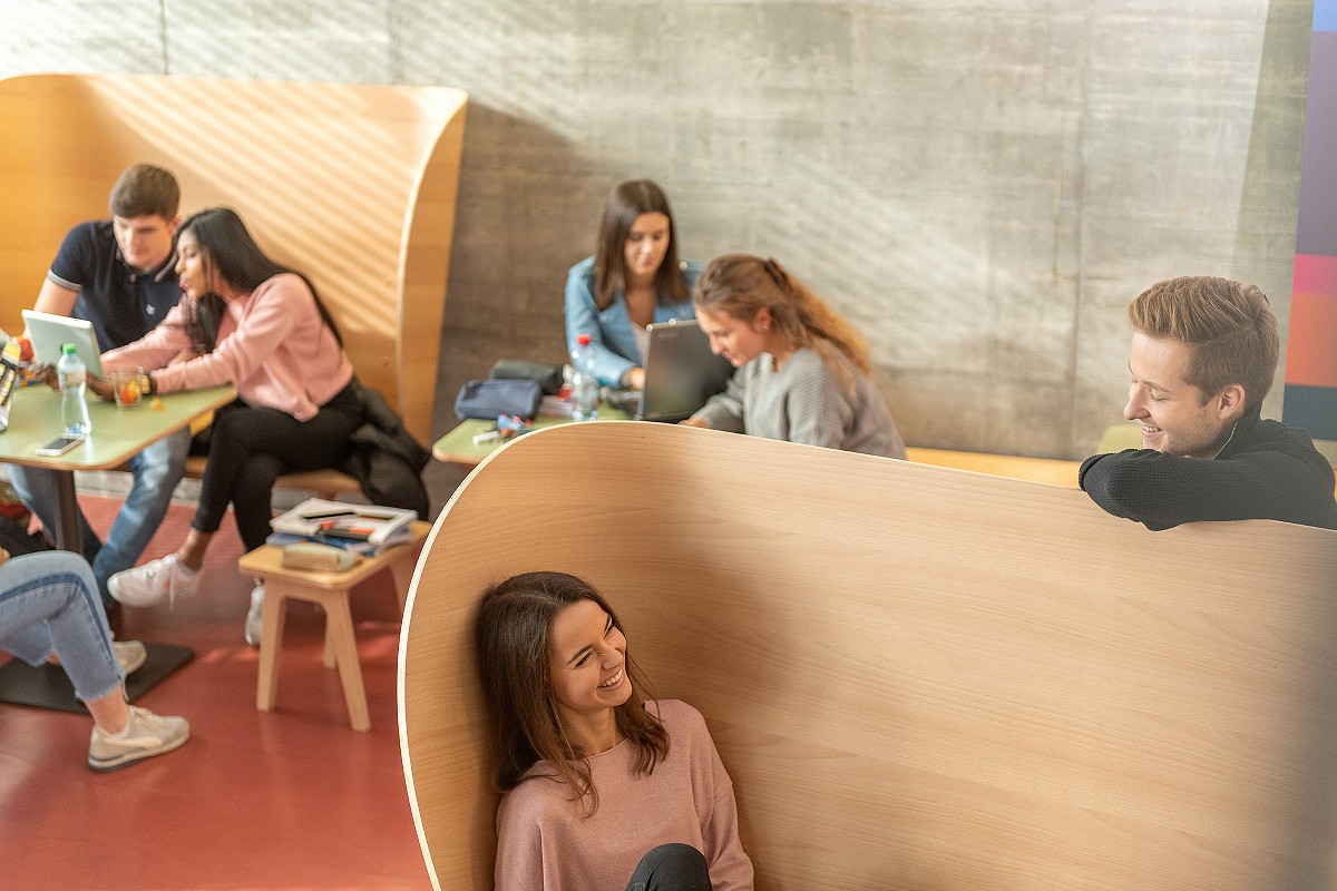 Schüler in der Lounge der BWD am plaudern. Photografie Sandra Stampfli, Visagistin Steffen Fabienne und Grafik Petra Santschi.