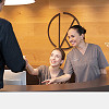 Dr. med. dent. Diserens begrüsst einen Patienten in der Dentalpraxis Kehrsatz.