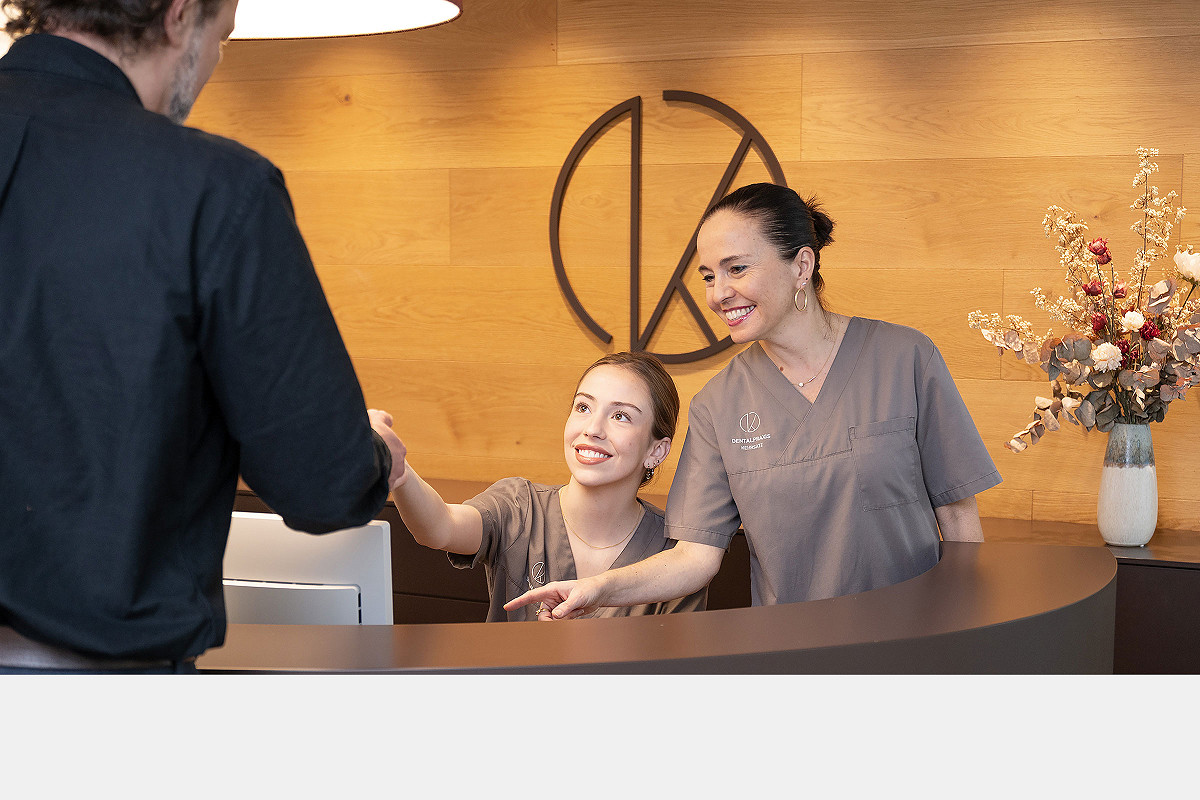 Dr. med. dent. Diserens begrüsst einen Patienten in der Dentalpraxis Kehrsatz.
