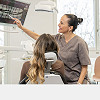 Dr. med. dent. Diserens bespricht ein Röntgenbild mit einer Patientin