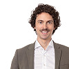 Die Portraits wurden auf weissem Hintergrund fotografiert und konnten dadurch flexibel in verschiedene Hintergründe integriert und für unterschiedliche Anwendungen optimiert werden. Portrait von Casimir von Arx