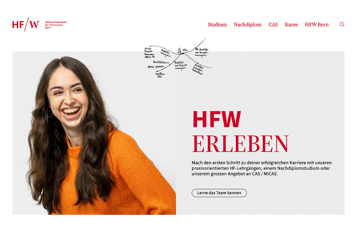 Fotografie einer jungen Frau mit orangem Pullover für die WKS