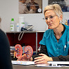 Dr. med. Kathrin Kaufmann im Gespräch mit einer Patientin