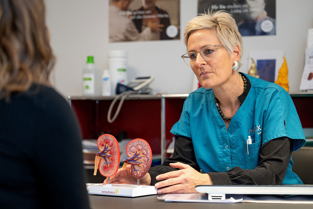 Dr. med. Kathrin Kaufmann im Gespräch mit einer Patientin