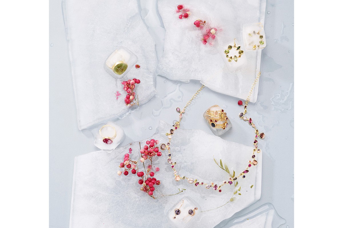 Schmuckstücke von Sabine Thuler  in Eis eingefroren. Nach einer Idee der Schmuckfotografin Sandra Stampfli